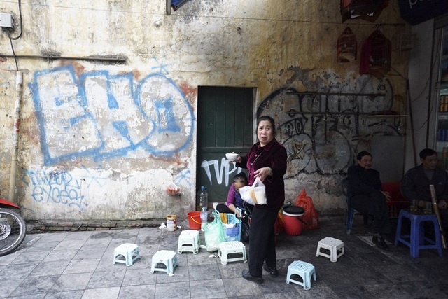 Phố cổ Hà Nội bị bôi bẩn khắp nơi bởi hình vẽ graffiti - 17
Mảng tường trên phố Hàng Giấy.