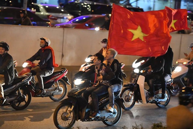 Những trò lố bạn trẻ đừng nhân danh U23 Việt Nam để thực hiện - 1
Ra đường vui ngất ngây với thành tích của U23 Việt Nam thì bạn cũng nên nghiêm chỉnh chấp hành luật giao thông nhé (Ảnh minh họa: Lê Xuân Bách)
