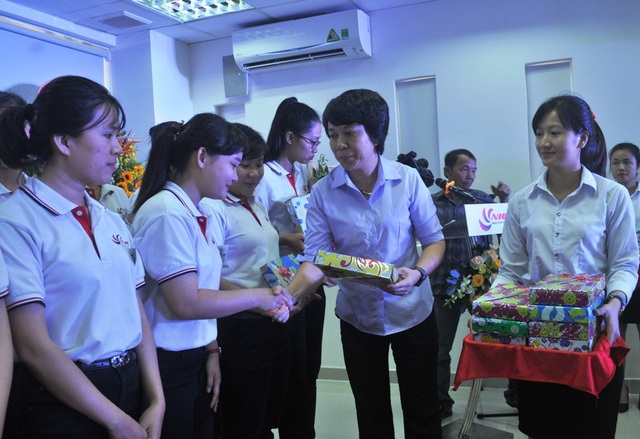 Đồng Tháp: Hơn 1.000 lao động sang Nhật làm việc trong năm 2017 - 4 Bà Nguyễn Thị Minh Tuyết – Giám đốc Trung tâm Dịch vụ Việc làm Đồng Tháp, tặng quà lưu niệm cho 40 bạn trẻ chuẩn bị sang Nhật làm việc.