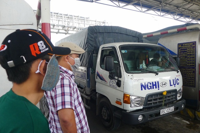 Tài xế dùng tiền lẻ bị ướt qua trạm BOT Cần Thơ - Phụng Hiệp - 4 Khu vực thu phí có nhiều thanh niên bịt mặt nhòm ngó các xe đậu lại phản ứng