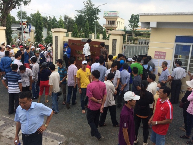 BOT Cần Thơ - Phụng Hiệp: Dân “nóng”, chính quyền sốt ruột, chủ đầu tư “lạnh băng”! - 10
Khi Chủ tịch UBND TP Cần Thơ Võ Thành Thống vào làm việc, rất đông người dân tụ tập bên ngoài chờ kết quả.