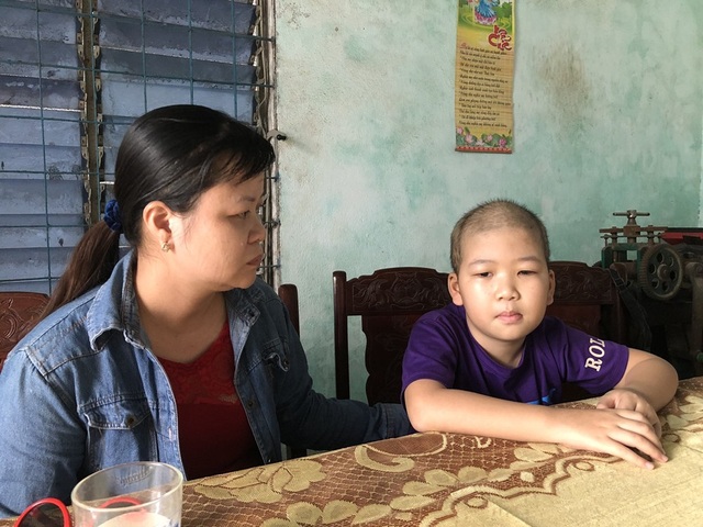 Mẹ khóc hết nước mắt thương con đớn đau vì bệnh ung thư máu - 1 Cháu Phùng Hữu Huy (SN 2010) và mẹ Phạm Thị Miên