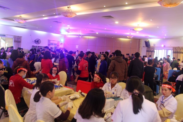 Hàng ngàn bạn trẻ tham gia ngày Chủ nhật đỏ - 1 Hàng ngàn bạn trẻ tham gia ngày Chủ nhật đỏ - 1