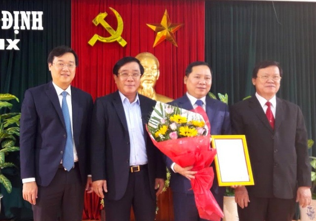 Bí thư Trung ương Đoàn Nguyễn Phi Long tham gia Ban Thường vụ Tỉnh ủy Bình Định - 2 Lãnh đạo Trung ương và tỉnh Bình Định chúc mừng ông Long về nhận nhiệm vụ mới.