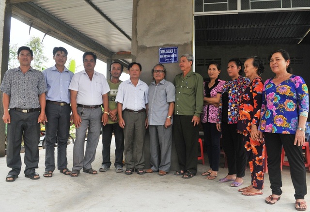 Gia đình anh Hồ Văn Cường có nhà mới - 3 Nhà báo Phan Huy - Trưởng Văn phòng đại diện báo Dân trí khu vực Đồng bằng sông Cửu Long cùng chính quyền địa phương, người dân đến chúc mừng và bàn giao căn nhà Nhân ái cho gia đình anh Cường