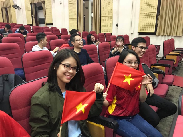Nóng bừng hội trường, sinh viên nồng nhiệt cổ vũ đội bóng U23 Việt Nam - Qatar - 19
15h trận đấu mới diễn ra nhưng 12h trưa nhiều sinh viên ĐH Kinh tế quốc dân đã đến hội trường để có chỗ ngồi đẹp nhất