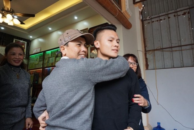 Cầu thủ Quang Hải tiết lộ lý do trở về thăm nhà trong lặng lẽ - 2 Ông Nguyễn Quang Thuấn, ôm chầm lấy con trong xúc động