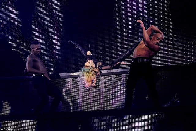 Lady Gaga thay hàng chục bộ đồ trong buổi diễn - 4
Cô tràn đầy năng lượng khi trình diễn các bản hit của mình