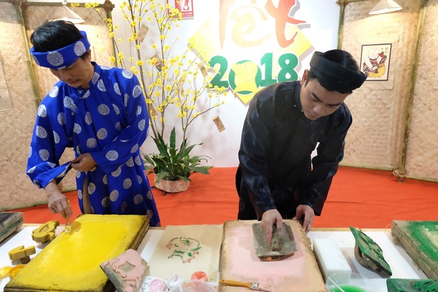 Đà Nẵng: Náo nức xem in tranh Đông Hồ - 6 Các nghệ nhân trình diễn kỹ thuật in tranh Đông Hồ
