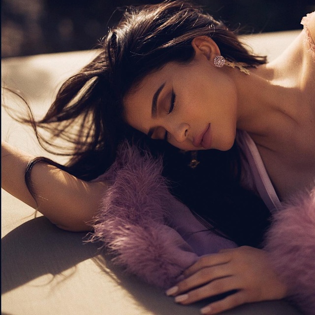 Kylie Jenner sẽ sinh con trong vài tuần tới - 7
Kylie được cho là sẽ sinh con vào tháng 2 và ngày 25/2, cô sẽ xác nhận tin bầu bí trong show truyền hình thực tế của gia đình.