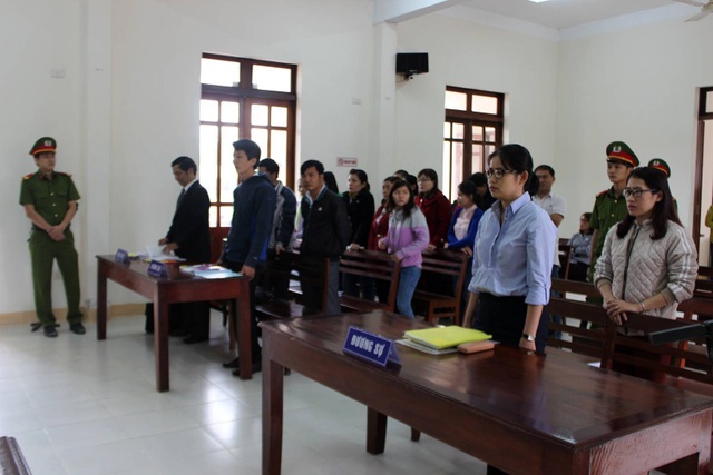 Hoãn phiên tòa “12 giáo viên bị cho thôi việc” vì vắng mặt bị đơn - 1 8 nguyên đơn có mặt đầy đủ nhưng đại diện pháp luật của phòng GD&ĐT huyện Tây Hòa vắng mặt.