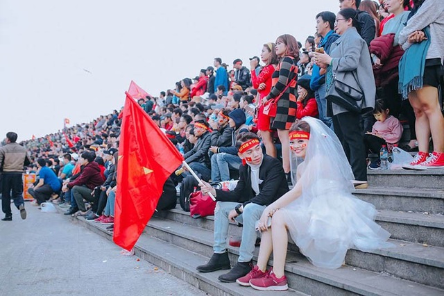 Gặp cặp đôi cầm chảo chụp ảnh cưới cổ vũ U23 Việt Nam - 1