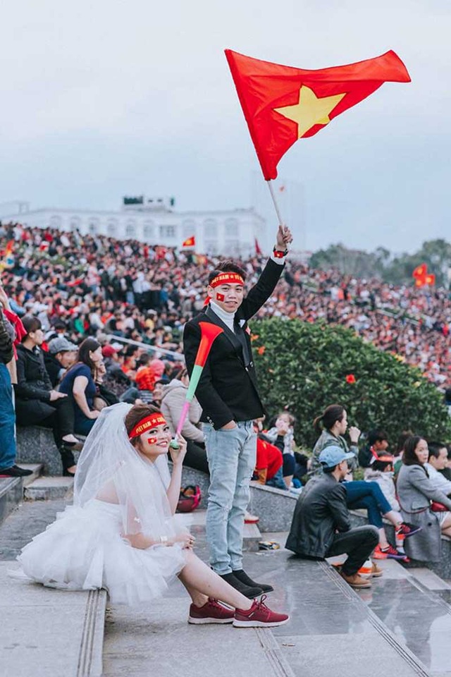 Gặp cặp đôi cầm chảo chụp ảnh cưới cổ vũ U23 Việt Nam - 10