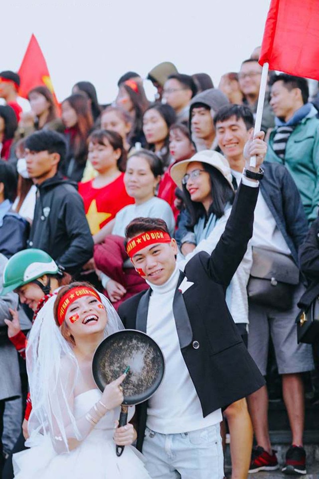 Gặp cặp đôi cầm chảo chụp ảnh cưới cổ vũ U23 Việt Nam - 2
