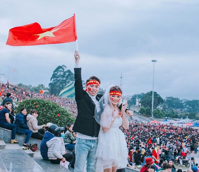 Gặp cặp đôi cầm chảo chụp ảnh cưới cổ vũ U23 Việt Nam - 3 Gặp cặp đôi cầm chảo chụp ảnh cưới cổ vũ U23 Việt Nam - 3