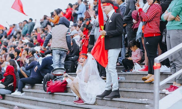 Gặp cặp đôi cầm chảo chụp ảnh cưới cổ vũ U23 Việt Nam - 5