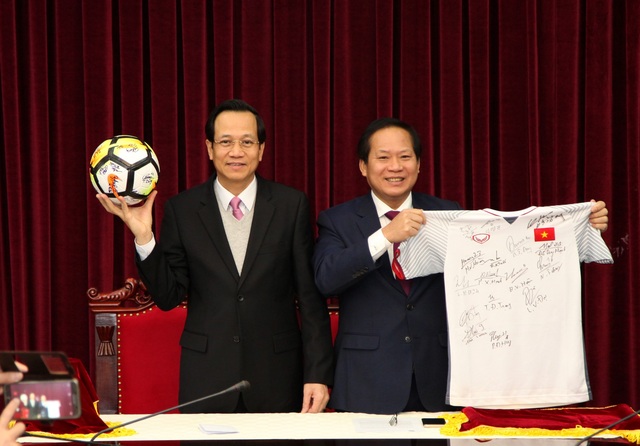 Tết Mậu Tuất: Đấu giá quả bóng và áo đấu của Đội tuyển U23 tặng Thủ tướng - 1 Tết Mậu Tuất: Đấu giá quả bóng và áo đấu của Đội tuyển U23 tặng Thủ tướng - 1
