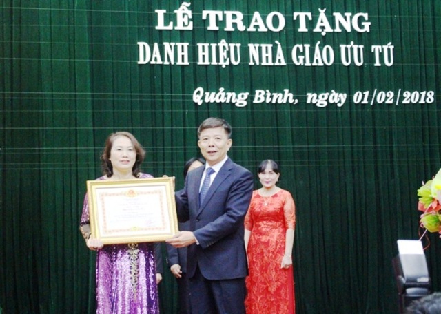 Quảng Bình: Trao tặng danh hiệu Nhà giáo ưu tú cho cán bộ, giáo viên - 1 Ông Nguyễn Hữu Hoài, Chủ tịch UBND tỉnh Quảng Bình trao Bằng khen Nhà giáo ưu tú cho 4 cá nhân xuất sắc
