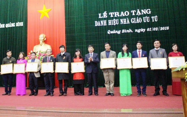 Quảng Bình: Trao tặng danh hiệu Nhà giáo ưu tú cho cán bộ, giáo viên - 2 35 cá nhân của nhiều đơn vị, trường học cũng được lãnh đạo tỉnh Quảng Bình trao tặng danh hiệu “chiến sỹ thi đua” cấp tỉnh