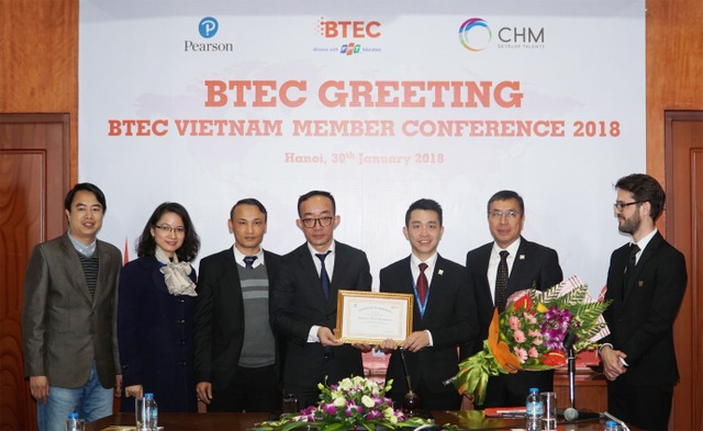 Tổ chức giáo dục BTEC Việt Nam chào mừng thành viên mới chính thức gia nhập - 2
Ông Lê Tuấn Dũng - Chủ tịch Tổ chức giáo dục BTEC Việt Nam trao bằng chứng nhận thành viên cho ông Vũ Tất Đạt - Tổng Giám đốc trường Quốc tế CHM.