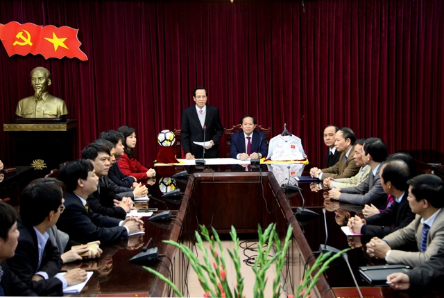 Tết Mậu Tuất: Đấu giá quả bóng và áo đấu của Đội tuyển U23 tặng Thủ tướng - 2 Tết Mậu Tuất: Đấu giá quả bóng và áo đấu của Đội tuyển U23 tặng Thủ tướng - 2