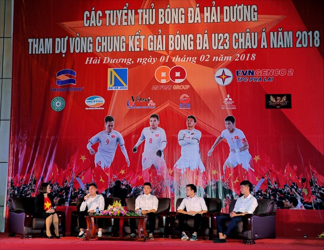 Hàng nghìn người hâm mộ giao lưu cùng tuyển thủ U23 quê Hải Dương - 1
Các cầu thủ giao lưu, chia sẻ với người hâm mộ