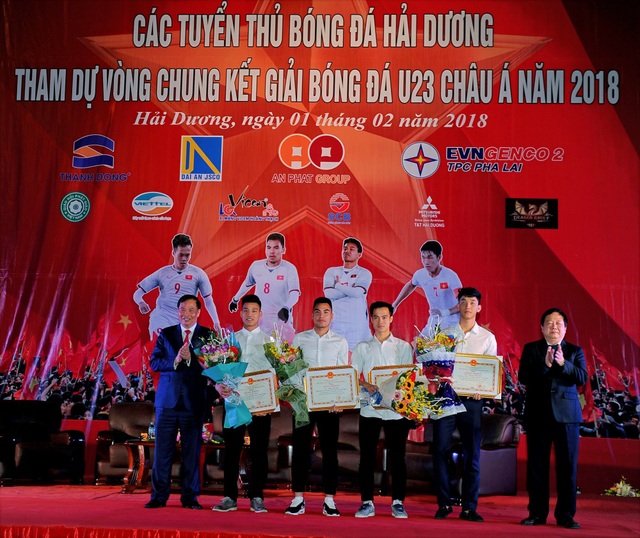 Hàng nghìn người hâm mộ giao lưu cùng tuyển thủ U23 quê Hải Dương - 2 Hàng nghìn người hâm mộ giao lưu cùng tuyển thủ U23 quê Hải Dương - 2