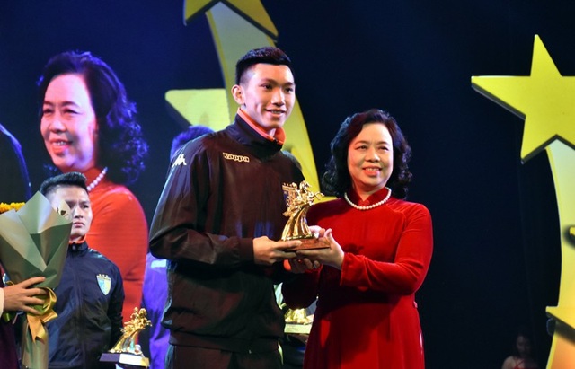 “Em út” U23 Việt Nam Văn Hậu: “Mẫu bạn gái của em giống anh Quang Hải” - 2 Cầu thủ nhỏ tuổi nhất đội U23 Việt Nam Đoàn Văn Hậu học hỏi Quang Hải trong cách lựa chọn bạn gái