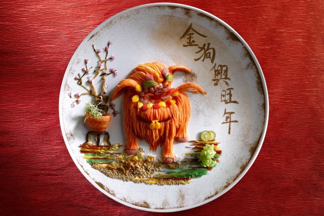 Hút hồn với những món ăn ngày Tết lấy chủ điểm năm Tuất - 1 Món gỏi cá thịnh vượng “yusheng” thường được người Singapore ăn trong những ngày đầu năm mới. Món ăn trong hình được lấy cảm hứng từ hình tượng con nghê - một biến thể mang tính tâm linh từ chú chó vốn rất thân thuộc trong đời sống thường nhật của con người. Món “yusheng” này được một khách sạn ở Singapore phục vụ với giá 999 đô la Singapore (SGD), tương đương 17 triệu đồng.