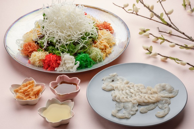 Hút hồn với những món ăn ngày Tết lấy chủ điểm năm Tuất - 10 Món “yusheng” này được phục vụ tại một nhà hàng của Singapore với giá 198 SGD, gần 3,5 triệu đồng.