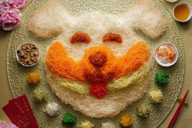 Hút hồn với những món ăn ngày Tết lấy chủ điểm năm Tuất - 2 Món gỏi cá “yusheng” chào đón năm mới của một nhà hàng ẩm thực Singapore có giá “bình dân” hơn - 128 SGD, tương đương hơn 2 triệu đồng.