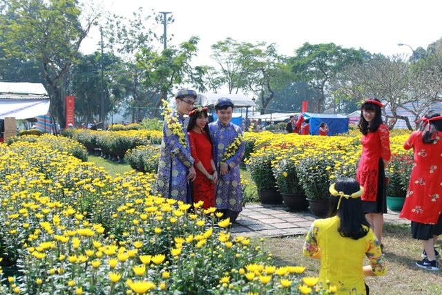 Du xuân những ngày giáp Tết Mậu Tuất 2018 - 5 Những chàng trai xứ Huế trong tà áo dài, khăn đóng chụp ảnh đón Tết