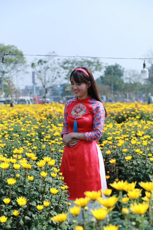Du xuân những ngày giáp Tết Mậu Tuất 2018 - 6 Thiếu nữ duyên dáng với tà áo dài truyền thống bên hoa cúc vàng