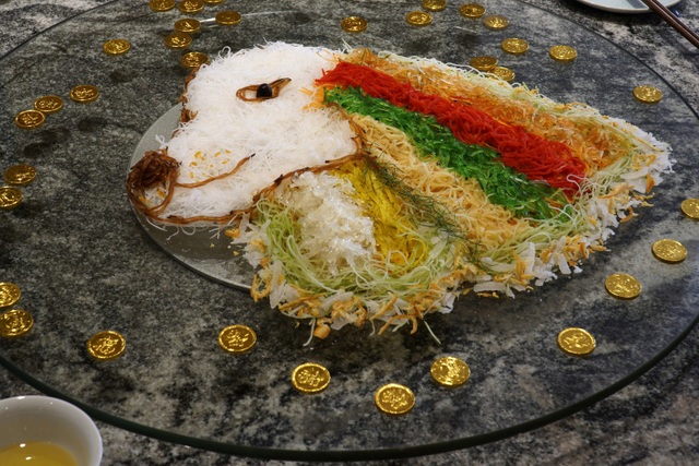 Hút hồn với những món ăn ngày Tết lấy chủ điểm năm Tuất - 6 Gỏi cá hồi “yusheng” có giá 88 SGD, tương đương 1,5 triệu đồng.
