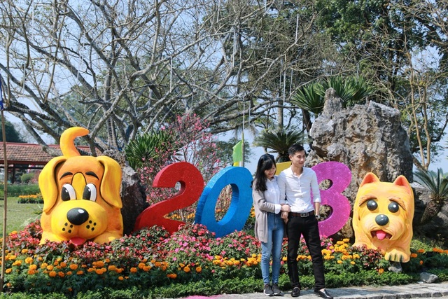 Du xuân những ngày giáp Tết Mậu Tuất 2018 - 7 Người dân xứ Huế háo hức chụp ảnh hoa xuân tại công viên Lý Tự Trọng