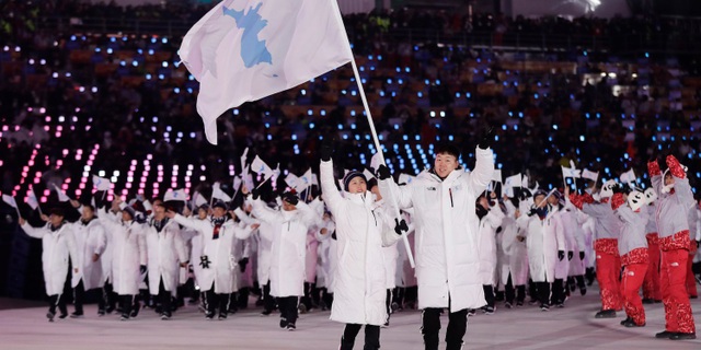 Đội Triều Tiên và Hàn Quốc diễu hành dưới lá cờ thống nhất tại lễ khai mạc Thế vận hội Pyeongchang vào tối 9/2 (Ảnh: AP)