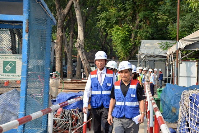 Lãnh đạo TPHCM: Đảm bảo đủ vốn thi công tuyến metro số 1 - 1 Phó Chủ tịch UBND TPHCM Trần Vĩnh Tuyến thăm công trường metro