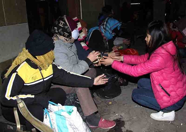 Đêm lạnh mang hơi ấm Tết đến với người vô gia cư - 4