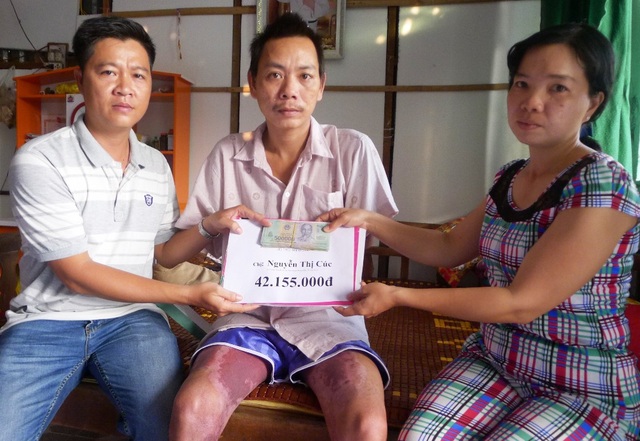 Trao hơn 42 triệu đồng đến “người đàn ông mất cả 2 tay vì điện giật” - 2 Đại diện bạn đọc, PV Dân trí trao tới gia đình anh Bùi Văn Vĩnh số tiền 42.155.000đồng, đây là số tiền bàn đọc gửi giúp anh Vĩnh trong tuần 4 tháng 01/2018