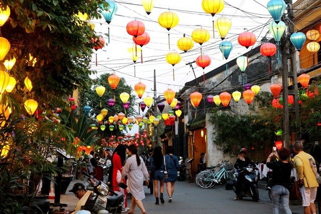 Ngập tràn sắc xuân ở phố cổ Hội An - 13 Thành phố “Venice của Việt Nam” ngập tràn sắc xuân, ánh lên niềm tin và hy vọng cho năm mới an khang, hạnh phúc