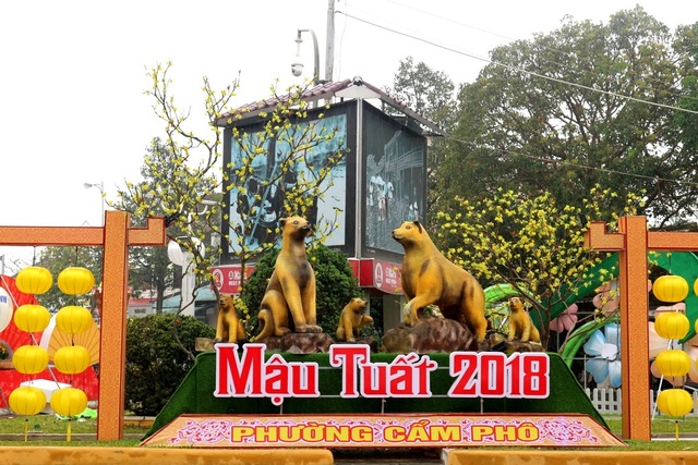 Ngập tràn sắc xuân ở phố cổ Hội An - 1 Hình tượng linh vật của năm Mậu Tuất được sử dụng chủ yếu trong các hình trang trí