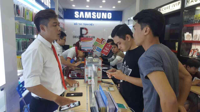 iPhone X gây sốt ngày cận tết, nhiều cửa hàng tăng ca đêm - 3 Nhiều nhân viên tăng ca trong dịp cận tết vì lượng khách tăng mạnh