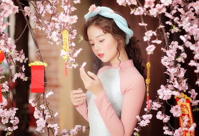 Hot girl sinh năm 1994 tự tin đón nhận thách thức "năm tuổi" - 2 Hương mới bắt đầu nghiệp diễn viên chưa lâu nhưng cô có lợi thế là gương mặt ăn hình và hơn hết là lượng fans đông đảo ủng hộ cho cô từ khi Hương còn là một hot girl trên mạng xã hội.