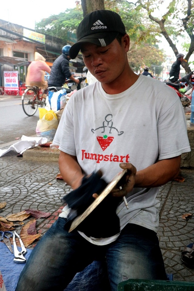 Công việc đánh lư đồng thường xuất hiện dịp giáp Tết mang lại thu nhập khá cho người làm nghề