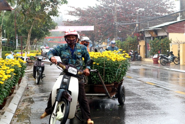 Người chở thuê tranh thủ chở dưới trời mưa