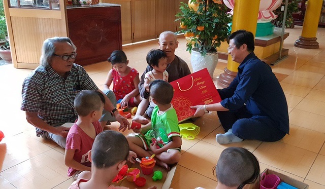 Cần Thơ: Trao quà Tết đến các bé họ Nhân ở chùa Long An - 2 Ông Trương Quang Hoài Nam - Phó chủ tịch UBND TP Cần Thơ trao quà Tết cho các bé