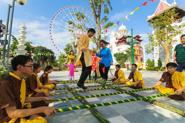 Ở Đà Nẵng, Tết này đi đâu chơi? - 7 Ngắm mai vàng sắc xuân phương nam và nhớ Tết xưa với các trò chơi dân gian ở Sun World