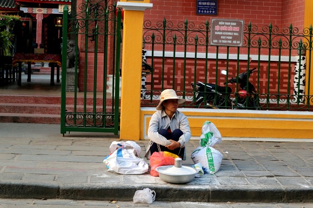 Những người bán cát trắng chủ yếu là dân quê, đẩy xe bò, gánh, hoặc chở bằng xe đạp