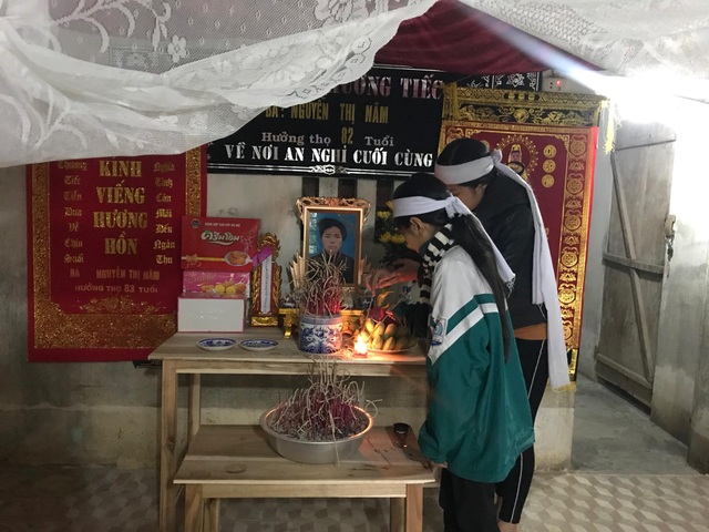 Xót xa hai chị em thơ dại bên bàn thờ lập vội của cha - 3 Bố mất được 3 ngày thì bà nội cũng qua đời. Khoảng thời gian ngắn ngủi đã cướp đi của hai em tất cả những người thân yêu nhất.