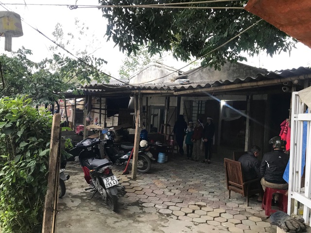 Xót xa hai chị em thơ dại bên bàn thờ lập vội của cha - 5 Bà con hàng xóm đến động viên, chia sẻ những nỗi đau mất mát quá lớn của gia đình.
